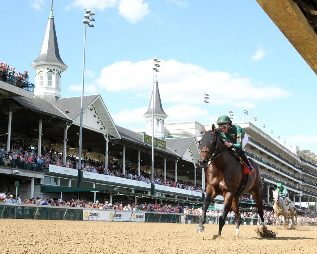 Moonlight racing at Churchill Downs in the Street Sense Stakes