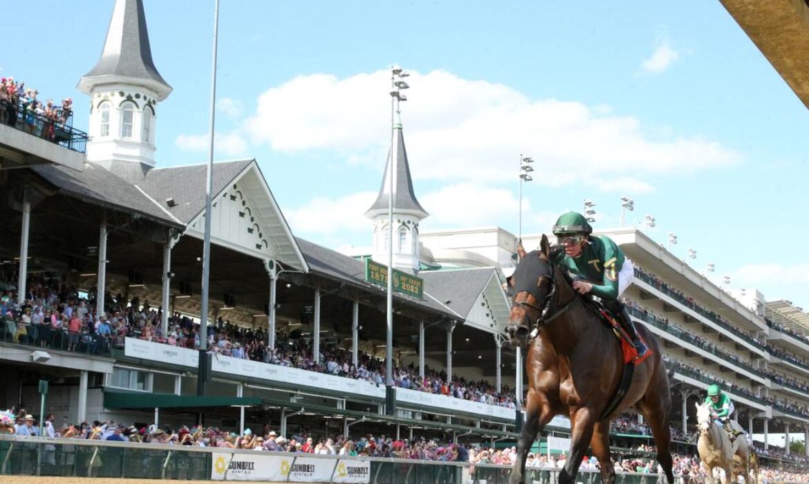 Moonlight racing at Churchill Downs in the Street Sense Stakes