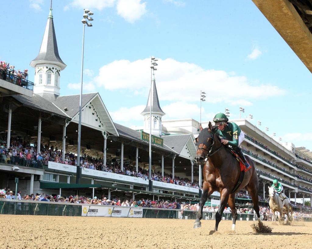 Moonlight racing at Churchill Downs in the Street Sense Stakes